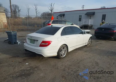 2013 Mercedes-Benz C 250 Sport z USA, uszkodzony, nr VIN WDDGF4HB8DA806328